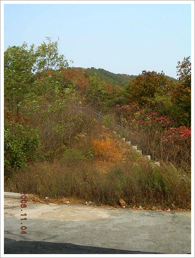 남문과 이어지는 성벽. 철조망으로 가로막혀 있다. 